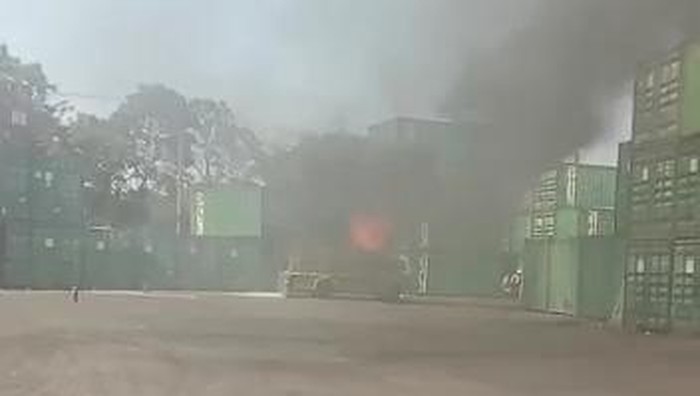 truk muat motor terbakar di surabaya