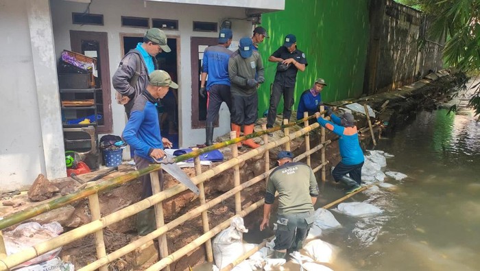 Turap jebol di Kampung Bedahan, Depok, mengakibatkan rumah di bantaran kali terendam banjir.