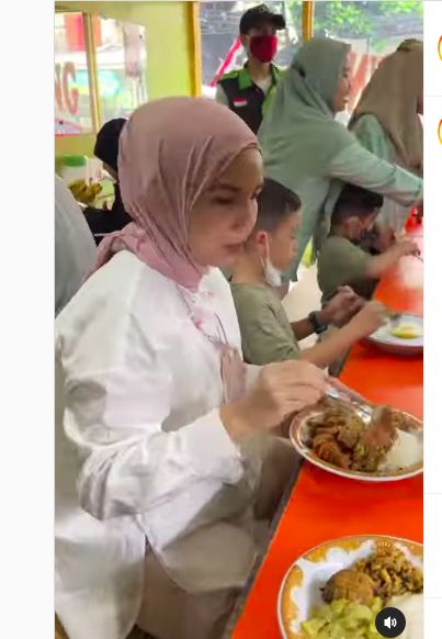 Tya Ariestya makan di warteg