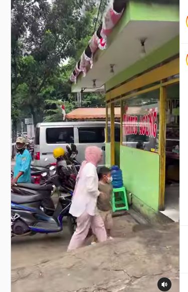 Tya Ariestya makan di warteg