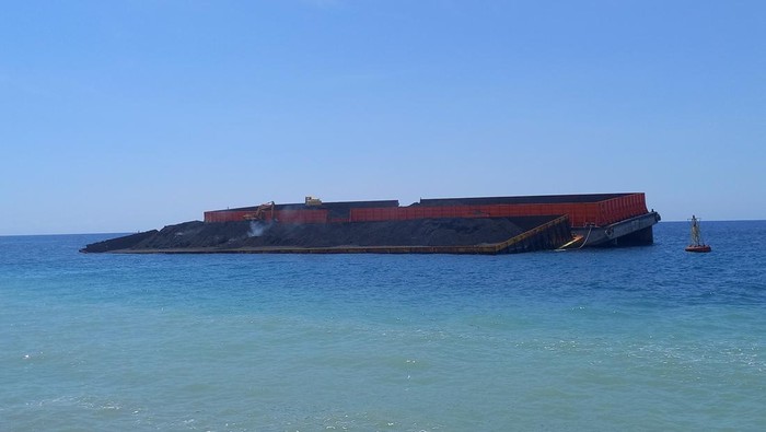 Upaya pemindahan muatan baru bara dari kapal TBS 3301 yang dikandaskan di kawasan laut Celukan Bawang.