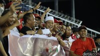 Secara keseluruhan Ustaz Dasad Latief terlihat begitu menikmati atmosfir pertandingan PSM Makassar Vs Persib Bandung. Ewako PSM, ewako PSM, teriak sang ustaz. (Muhclis Abduh/detikSulsel)
