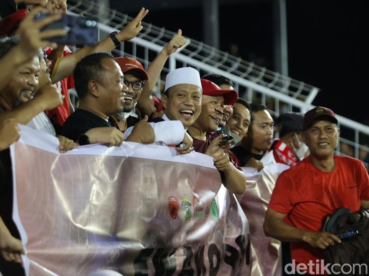 Potret Ustaz Dasad Latif Beri Dukungan Langsung ke PSM di Laga Lawan Persib