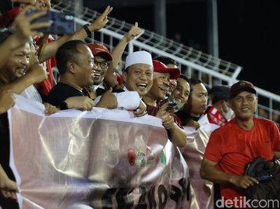 Potret Ustaz Dasad Latif Beri Dukungan Langsung ke PSM di Laga Lawan Persib