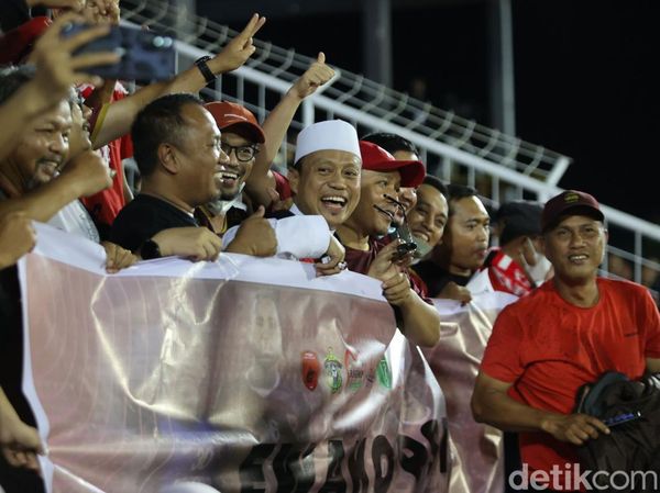 Potret Ustaz Dasad Latif Beri Dukungan Langsung ke PSM di Laga Lawan Persib