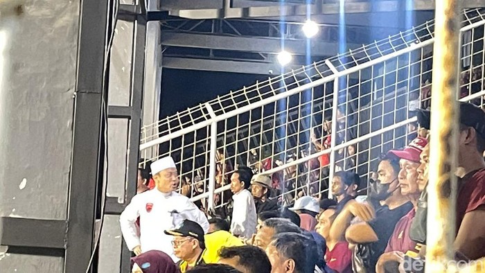 Ustadz Das'ad Latif menyaksikan langsung laga Liga 1 pekan ke-7 antara PSM Makassar Vs Persib di Stadion Bj Habibi. (Muhclis/detikSulsel) Ustadz Das'ad Latif menyaksikan langsung laga Liga 1 pekan ke-7 antara PSM Makassar Vs Persib di Stadion Bj Habibi. (Muhclis/detikSulsel)