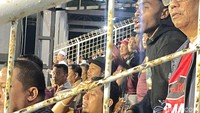 Sesekali juga terlihat ekspresi kekecewaan di raut wajah Ustaz Dasad Latif ketika pemain PSM beberapa kali kembali mendapat kesempatan mencetak gol, namun gagal dimanfaatkan. (Muhclis/detikSulsel)