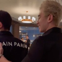 Kompak dengan sang adik dan para tamu undangan yang hadir, Verrel tampak mengenakan kemeja berwarna hitam. Rambut pirangnya terlihat ditata dengan rapih. Untuk menyempurnakan penampilannya, Verrel mengenakan sebuah kaca mata gaya. Foto: Instagram/@athallanaufal7