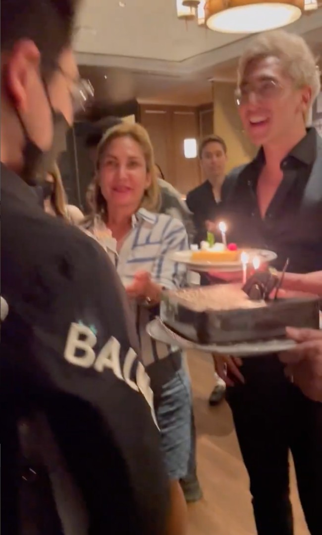 Dalam video yang diunggah Athalla ke Instagramnya terlihat jika Verrel menjadi salah satu yang membawakan kue ulang tahun kejutan untuk sang adik. Foto: Instagram/@athallanaufal7