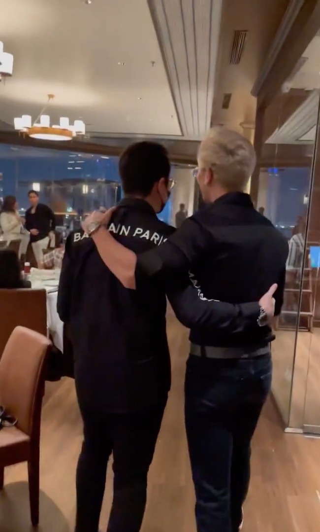 Verrel Bramasta tampak hadir di ulang tahun sang adik, Athalla Naufal pada 24 Agustus 2022. Sambil merangkul sang adik, keduanya tampak begitu akrab. Foto: Instagram/@athallanaufal7