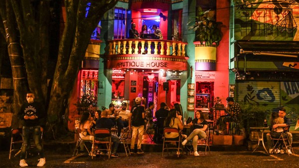 Selanjutnya ada Via Provenza, Medellín. Destinasi semarak untuk toko dan restoran di kota terbesar kedua di Kolombia. Foto: Joaquin Sarmiento/AFP/Getty Images Selanjutnya ada Via Provenza, Medellín. Destinasi semarak untuk toko dan restoran di kota terbesar kedua di Kolombia. Foto: Joaquin Sarmiento/AFP/Getty Images