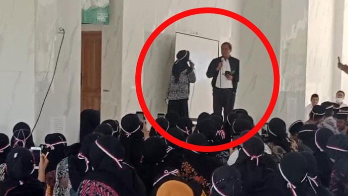 Video Rektor UIN KHAS Jember joget dan bernyanyi di dalam masjid