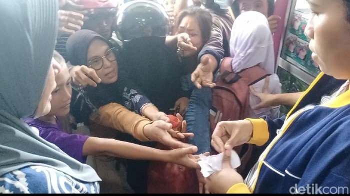 Warga berebut kupon pembelian minyak tanah di Ambon.