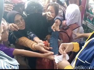 Emak-emak di Ambon Berebut Minyak Tanah, Pembeli Dijatah 10 Liter