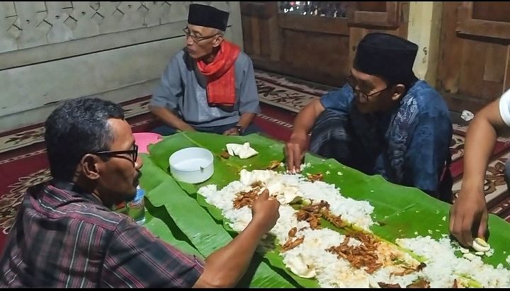 Warga Loloan yang menikmati menu ayam plecing dengan makan bersama menggunakan alas daun pisang, di Kampung Loloan Jembrana Bali, bebrapa waktu lalu.