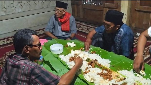Warga Loloan yang menikmati menu ayam plecing dengan makan bersama menggunakan alas daun pisang, di Kampung Loloan Jembrana Bali, bebrapa waktu lalu.