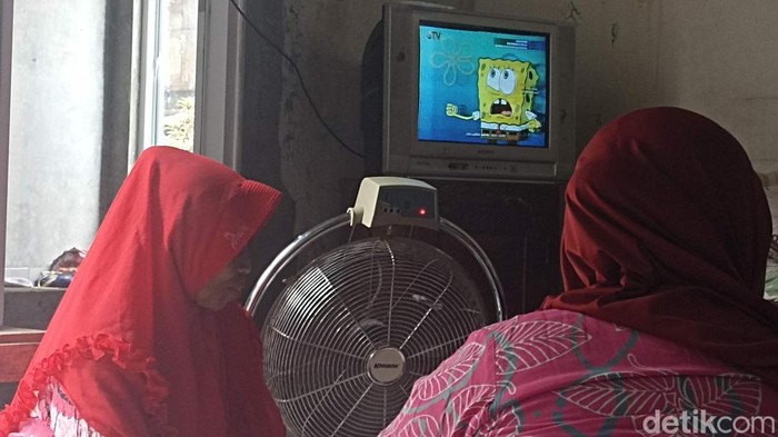 Warga menyaksikan televisi dengan saluran analog di Kabupaten Grobogan.