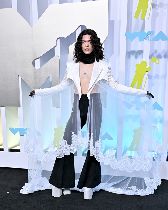 Tak ada masalah dengan pria berbalut busana yang materialnya identik dengan sentuhan feminin. Namun pakaian Conan Gray ini mengingatkan pada tirai kelambu ranjang. (Foto: FilmMagic/Axelle/Bauer-Griffin)