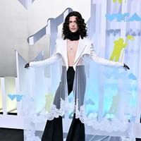 Tak ada masalah dengan pria berbalut busana yang materialnya identik dengan sentuhan feminin. Namun pakaian Conan Gray ini mengingatkan pada tirai kelambu ranjang. (Foto: FilmMagic/Axelle/Bauer-Griffin)