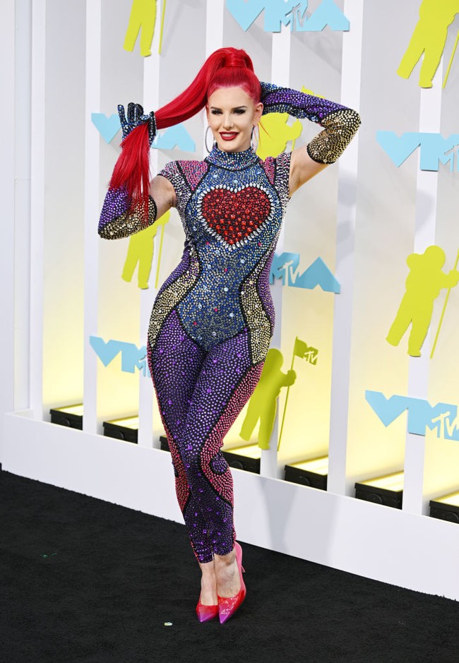 Catsuit bertabur manik-manik menjadi andalan Justina Valentine. Penuh tabrak warna, gayanya terasa sangat berlebihan. (Foto: Variety via Getty Images/Bryan Bedder)