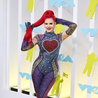 Catsuit bertabur manik-manik menjadi andalan Justina Valentine. Penuh tabrak warna, gayanya terasa sangat berlebihan. (Foto: Variety via Getty Images/Bryan Bedder)