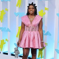 Apakah masa kecil DJ Diamond Kuts kurang bahagia sampai ia harus bergaya kanak-kanak dengan tas berbentuk boneka beruang? (Foto: Getty Images/Dia Dipasupil)