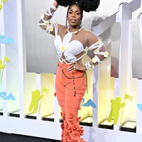 MTV Video Music Awards (VMA) 2022 yang digelar pada Minggu (29/8/2022) penuh momen stylish. Sayangnya, tak semua selebriti masuk daftar selebriti berbusana terbaik. Salah satunya bintang RuPauls Drag Race, Monét X Change, yang muncul dengan busana nyentrik berpadu gaya rambut heboh. (Foto: FilmMagic/Axelle/Bauer-Griffin)