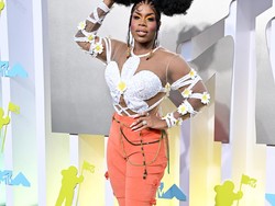 8 Artis Berbusana Terburuk VMA 2022, Ada yang Terinspirasi Sleeping Bag