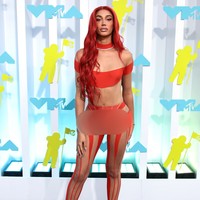 Bintang RuPauls Drag Race Kerri Colby ingin menunjukkan keseksiannya dengan bodysuit merah transaparan. Namun, terdapat beberapa bagian yang terlalu terekspos. (Foto: Dimitrios Kambouris/Getty Images for MTV/Paramount Global)