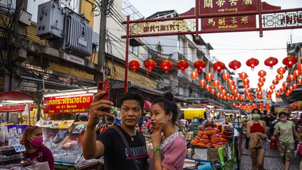Peringkat ke-8 adalah Yaowarat Road di Bangkok. Stasiun MRT Wat Mangkon yang dibuka pada tahun 2019 membuat  jalan Chinatown ini semakin mudah diakses. Foto: Lauren DeCicca/Getty Images Peringkat ke-8 adalah Yaowarat Road di Bangkok. Stasiun MRT Wat Mangkon yang dibuka pada tahun 2019 membuat  jalan Chinatown ini semakin mudah diakses. Foto: Lauren DeCicca/Getty Images