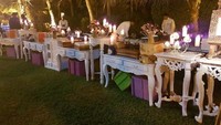 Terlihat seperti pameran furnitur ya?  ini adalah stan makanan di pesta pernikahan yang bergaya vintage. Dekorasinya ditambah dengan lilin, cermin, dan bunga agar lebih estetik. Foto: weddingwire.in