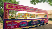 Wah kalau ini stan makanannya mirip dengan yang di taman hiburan ya? Stan dibuat seperti bar dan para tamu bisa memilih sendiri minuman yang diinginkan. Foto: weddingwire.in