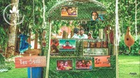 Daripada pelayan harus menghampiri tamu satu-satu untuk menawarkan secangkir teh, lebih baik tamu mengambil sendiri di stan makanan yang unik ini. Stan di dekor lebih menarik seperti camping di hutan. Foto: weddingwire.in