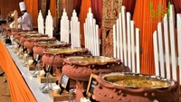 Tak hanya stan makanan yang bisa dibuat lebih menarik, tetapi wadah katering juga bisa dibuat menonjol. Seperti acara pernikahan ini yang menggunakan wadah mirip kendil untuk menaruh makanan. Foto: weddingwire.in
