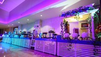 Stan makanan ini didekorasi bergaya kebun. Warna dekorasi kayunya dibuat serba putih dan dilengkapi tanaman-tanaman hias untuk mempercantiknya. Foto: weddingwire.in