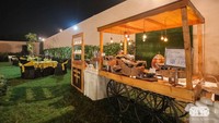 Sepertinya tema acara pernikahan kali ini dibuat sederhana. Meskipun begitu, stan makanan tetap dibuat menarik dengan menggunakan gerobak dorong yang dihias oleh lampu cantik.  Foto: weddingwire.in