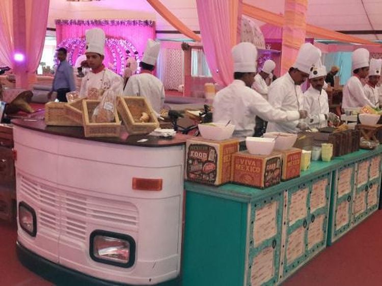 10 Stan Makanan di Pesta Pernikahan Ini Konsepnya Unik Banget