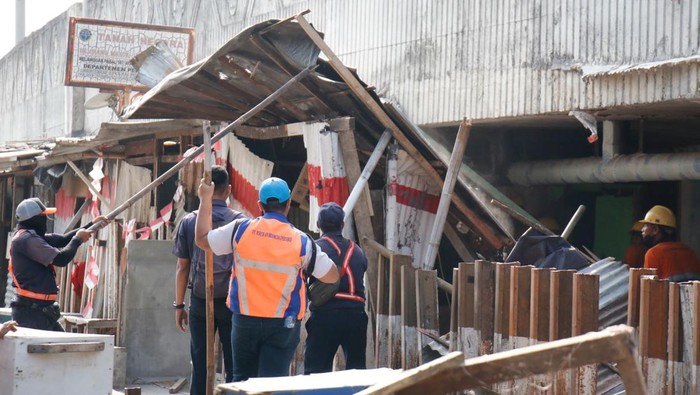 120 Bangunan Liar Tempat Prostitusi-Judi di Gunung Antang Dibongkar