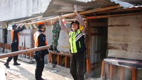 Mayoritas bangunan liar yang ditertibkan merupakan bangunan tidak permanen dan berdiri tanpa izin atau ilegal. Sebelumnya KAI Daop 1 Jakarta telah melakukan koordinasi kewilayahan dan sosialisasi bersama kepada penghuni bangli untuk mengosongkan lokasi tersebut. Secara keseluruhan kegiatan berjalan lancar dan kondusif.  Foto: Dok. KAI