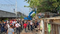 Proses penertiban yang berlangsung pada Selasa (30/8) juga didukung oleh TNI dan Polri wilayah Jakarta Timur serta Tim Satker Balai Teknik Perkeretaapian Wilayah Jakarta-Banten (BTPWJB) DJKA Kemenhub. Foto: Dok. KAI