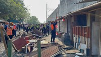 Bangunan liar yang berada di lahan KAI tersebut ditertibkan dengan melibatkan sebanyak 800 personil gabungan yang terdiri dari PT KAI Daop 1, TNI, Polri, Pol PP, BTPWJB, dan unsur kewilayahan setempat. Foto: Dok. KAI