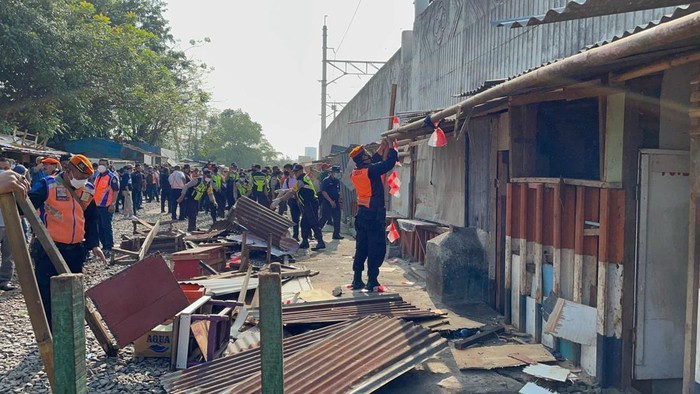 120 Bangunan Liar Tempat Prostitusi-Judi di Gunung Antang Dibongkar