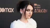 Sosok Alicent Hightower dicurigai bakal jadi istri raja yang baru. Di saat yang sama, dia adalah sahabat dekat Rhaenyra (diperankan Milly Alcock). (Foto: FilmMagic for HBO/Jeff Kravitz)