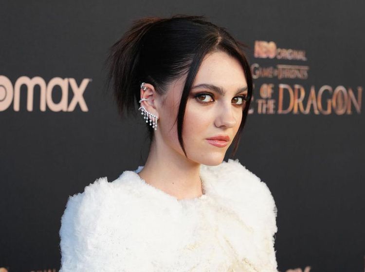 Tatapan Tajam Emily Carey, Pemeran Alicent Hightower di House of the Dragon