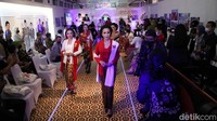 Sebanyak 77 karya fotografi dari pewarta foto Antara Foto dan arsip menampilkan karya tentang kebaya di Indonesia.