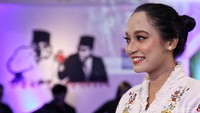 Lanjut, ada Isabella Fawzi yang terlihat mempseona dalam balutan kebaya.