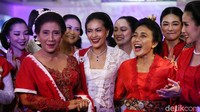 Ini dia momen belasan perempuan lintas profesi yang meramaikan fashion show kebaya saat acara Pameran Fotografi Kebaja Saja di kawasan Galeri Foto Jurnalistik Antara, Pasar Baru, Jakarta Pusat, Selasa (30/8).