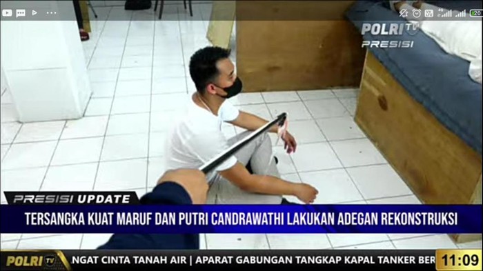Adegan Brigadir J saat memperhatikan Putri Candrawathi tertidur (Tangkapan Layar)