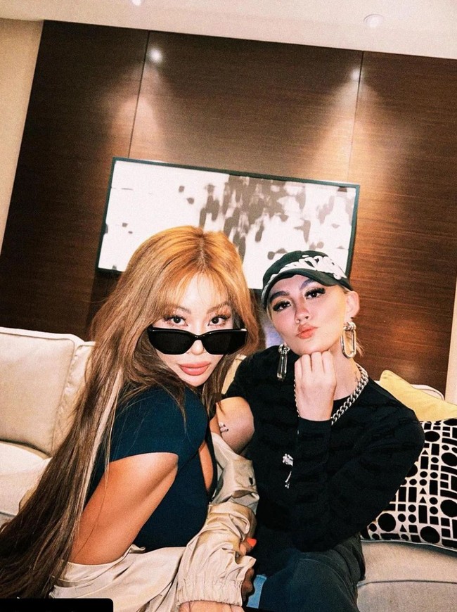 Jessi diketahui menjadi salah satu artis Korea yang ikut dalam event KV Fest 2022. Tak hanya bertemu dengan para penggemarnya, di Indonesia Jessi juga bertemu dengan Agnez Mo. Foto: Instagram/@agnezmo