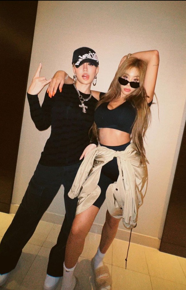 Melalui akun media sosialnya Jessi juga mengumumkan jika dirinya dan Agnez sedang menyiapkan proyek kolaborasi bersama. Tentu saja tak sedikit penggemar yang sudah tak sabar menanti kolaborasi dari keduanya. Foto: Instagram/@agnezmo